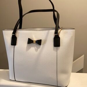 Anne Klein large white bag, zip pockets, so chic